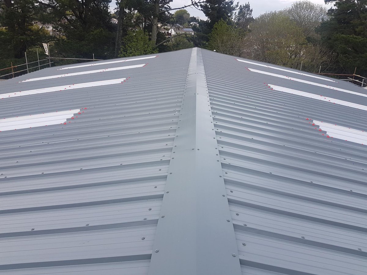 PhoenixCladding's tweet image. Been too long since we&apos;ve posted on here...so here goes...strip and re-sheet on a unit in #falmouth #roofing #compositepanels #purlins #qualityworkmanship