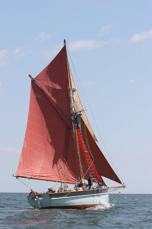 BrixhamTrawlers's tweet photo. Visitors to the 2019 Torbay Airshow are being offered the best seats in the house — on board a 111-year-old sailing vessel.
https://t.co/p1naATjbgs
#torbay #airshow #redarrows #raf #typhoon #goldenvanity #paignton #brixham #torquay https://t.co/JhzBHeBYlO