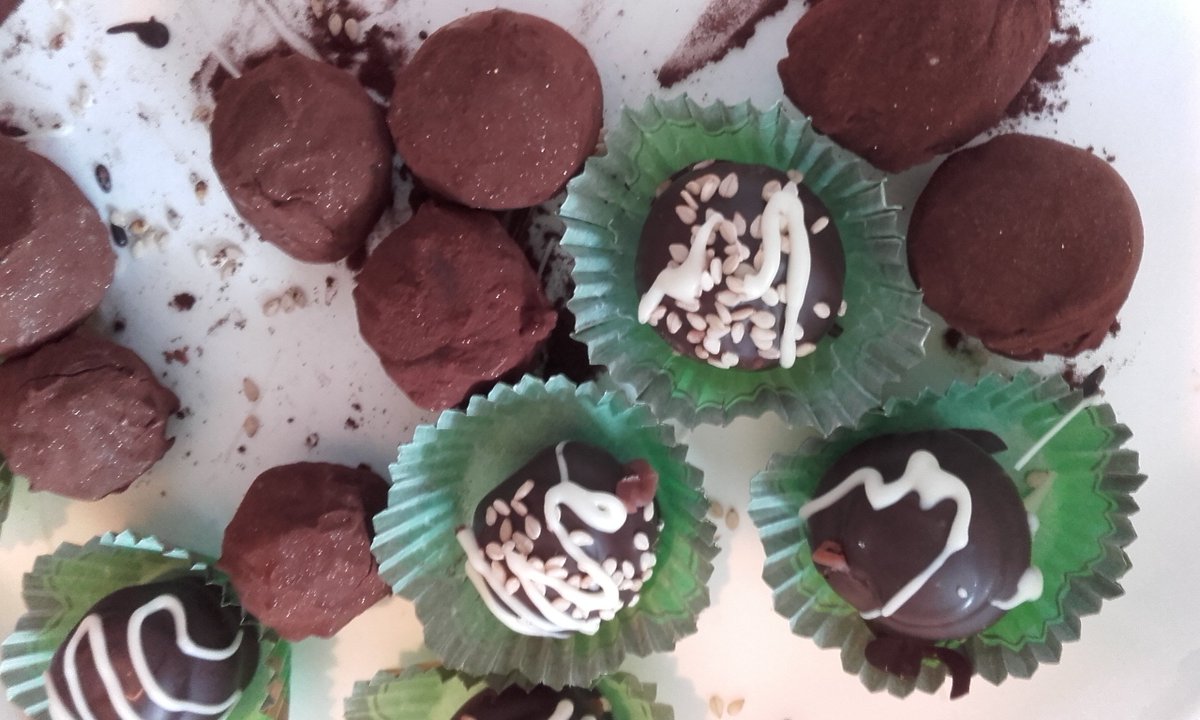 Best thing to do on a cold wet May Friday?  join me at a chocolate making workshop @AncasterArms in Comrie. More details and tickets from <a href="/HansensKitchen/">Hansen's Kichen</a> or our website …e-flower-chocolates.mybigcommerce.com/chocolate-maki…