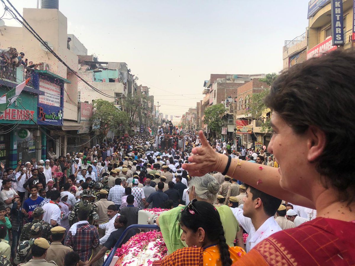 MahilaCongress's tweet photo. हिंदुस्तान के दिल ने ये ठाना है
@SheilaDikshit को संसद पहुँचाना है

@priyankagandhi is a phenomenon when she meets people. The outpouring of love and support by Dilli for @SheilaDikshit ji and @priyankagandhi ji is heartwarming

#MyCongressMyVoice 
#HumNibhayenge https://t.co/Xg6lMbge8t
