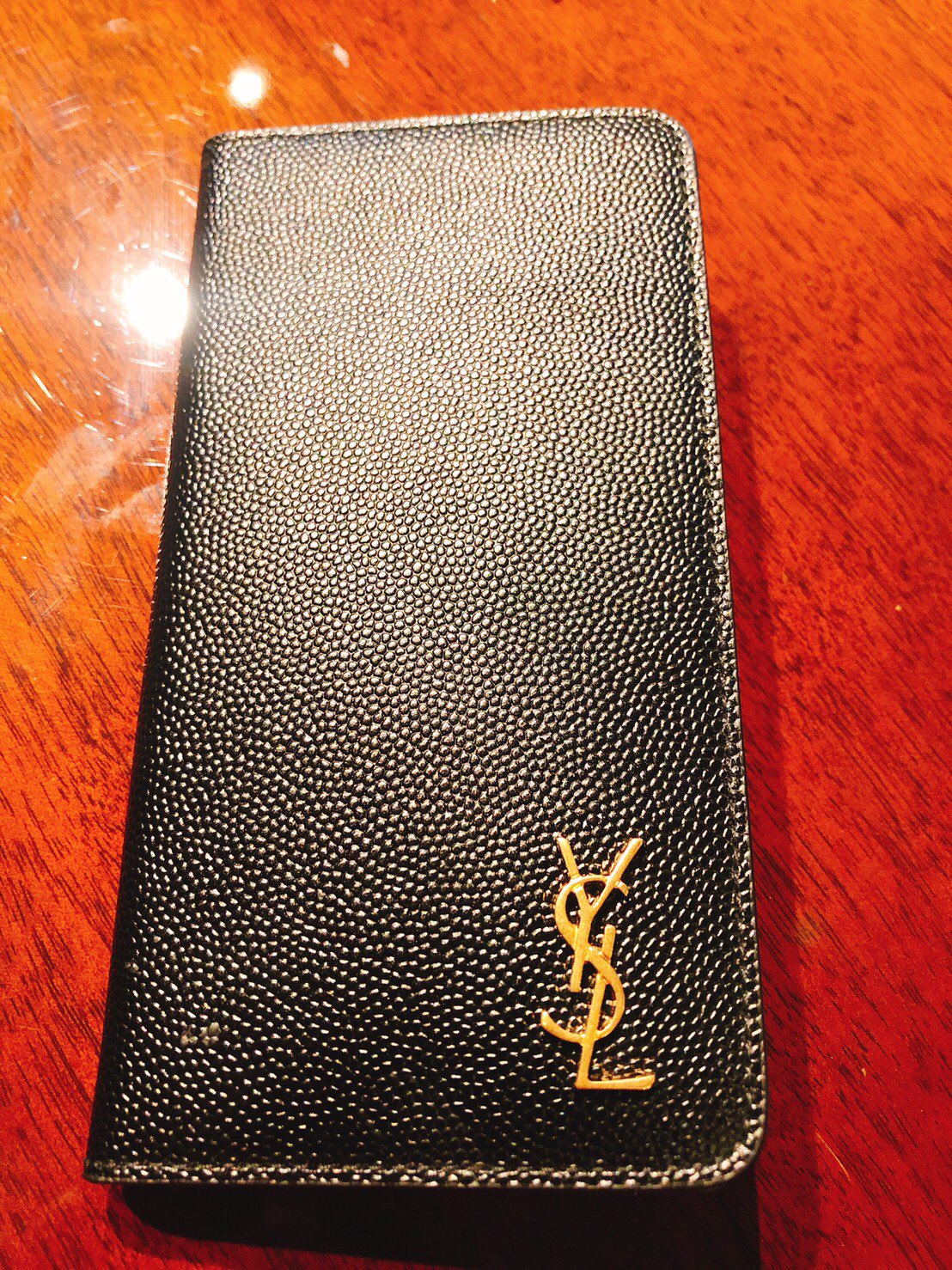 恋達 やはりサンローランは断トツで女子ウケ が良いですね こういった小物を選べるセンスや感性が大切です 多くの非モテ男子は 犬に噛みちぎられたようなボロボロのiphoneケース を使っていて生活感丸出しで仕事出来な