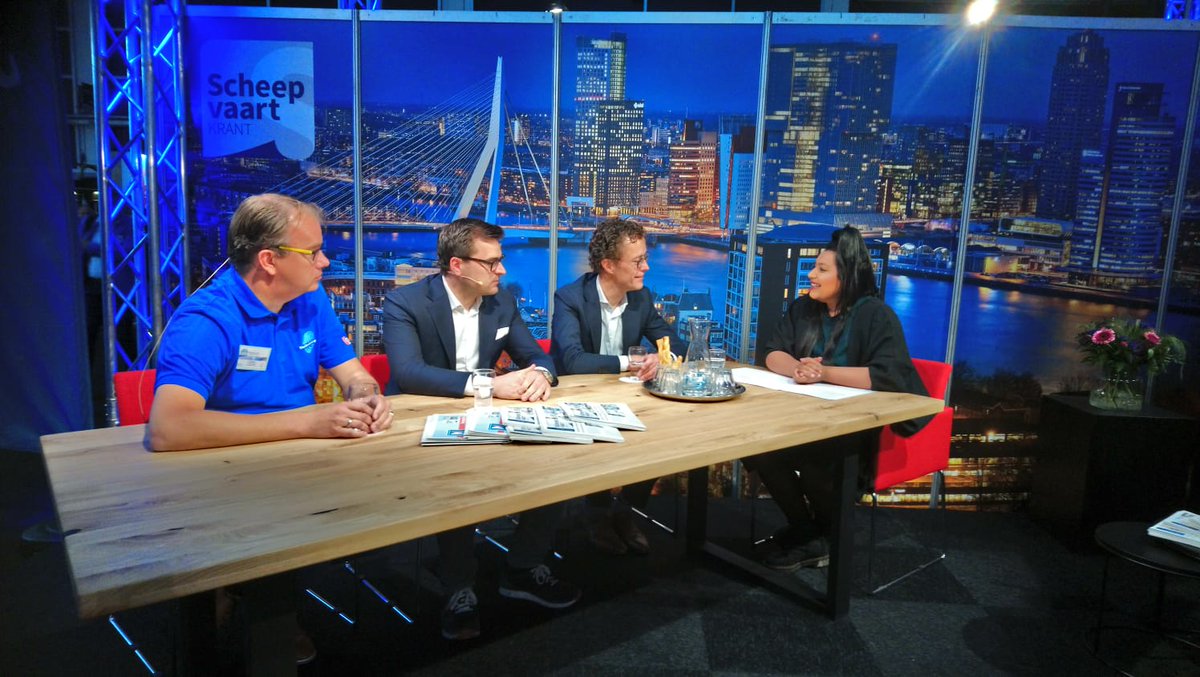 Over een kleine tien minuten gaan we live vanaf @Maritime_EH Onder meer <a href="/deen/">mardiah 'deen' umar</a>
en <a href="/Theblueworldned/">The Blue World</a> en <a href="/CAlpherium/">@CCT_Alpherium</a> . Hier te volgen:  scheepvaartkrant.nl/nieuws/scheepv…