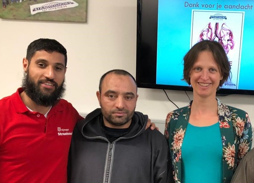 Veel moslims die roken willen de ramadan benutten om te stoppen. Toch blijkt dit in de praktijk moeilijk. Samen met een imam gaf verslavingsarts Marieke Helmus voorlichting aan moslimjongeren. Lees haar blog over de bijeenkomst en een rookvrije ramadan: pharos.nl/nieuws/stoppen…