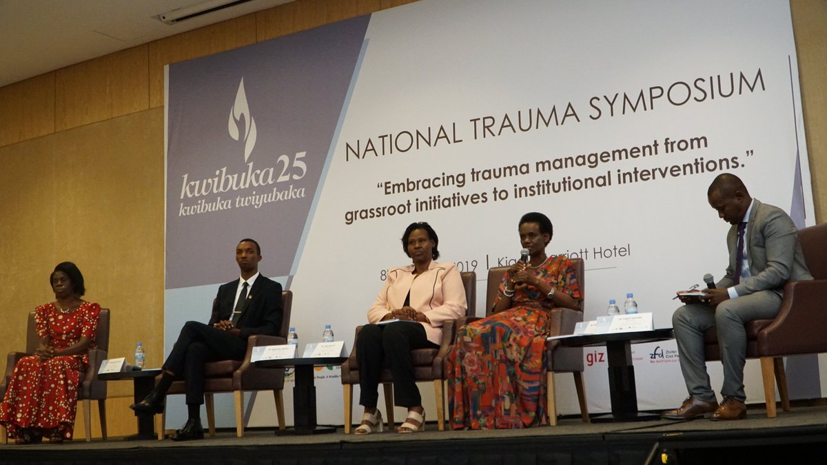 Rw_Psychology's tweet image. Ms. Jane Abatoni/ES ARCT-Ruhuka

“Haracyari akato ku bafite ihungabana kuko abenshi bazi ko ntawe uvuga ibibazo. Uku kwihererana ibibazo no kutavuza amarangamutima yahungabanye bigira ingaruka mbi ku buzima n'imibanire y'abantu, bikanatera ibindi bibazo birimo ihohoterwa."