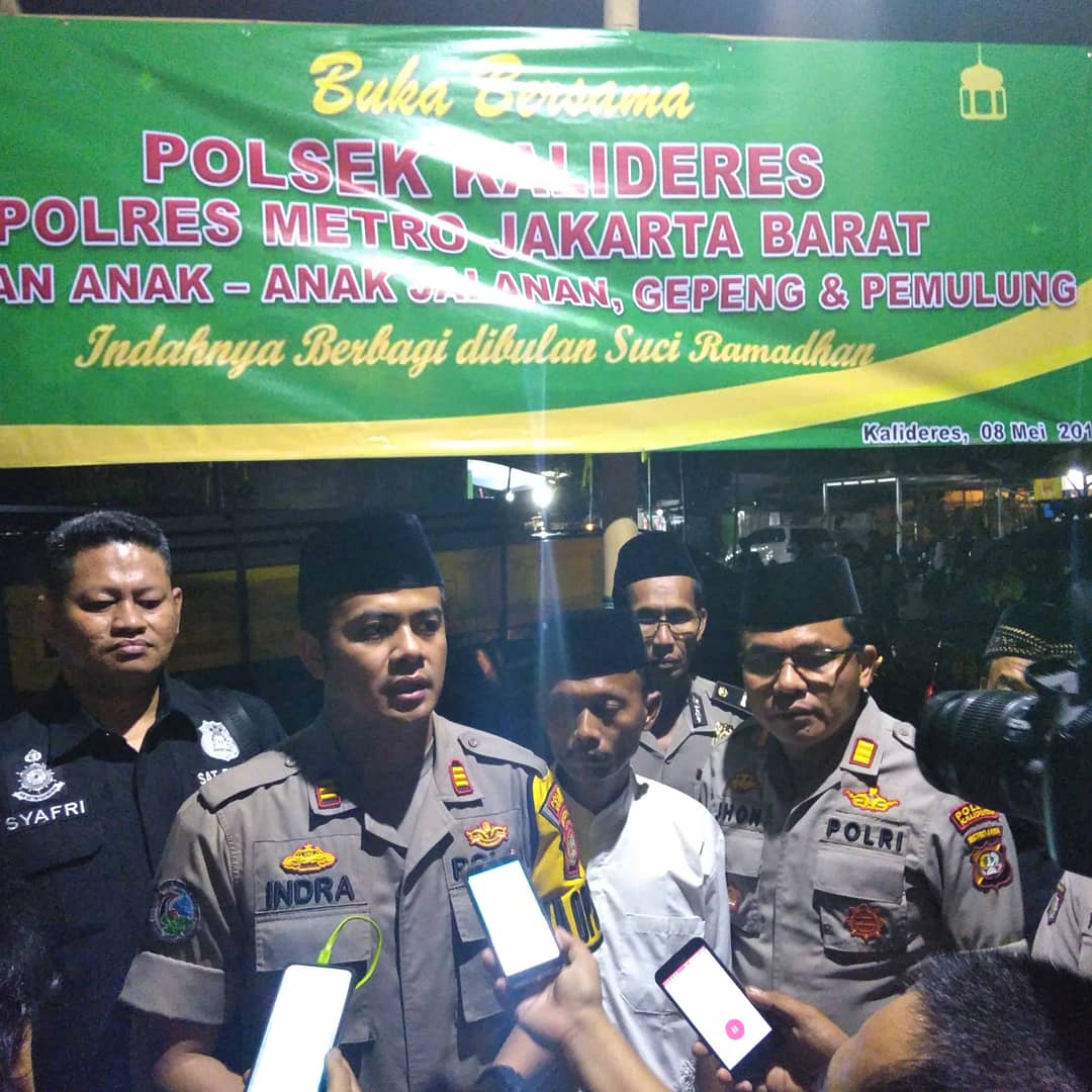 KalideresPolsek's tweet photo. Polsek Kalideres gelar Buka Puasa Bersama Anjal, Gepeng dan Pemulung di Lapangan Tebacci Rt.09/011 Kel. Pegadungan Kec. Kalideres Jakarta Barat. Rabu (8-5-2019). https://t.co/aIUQIrQStF