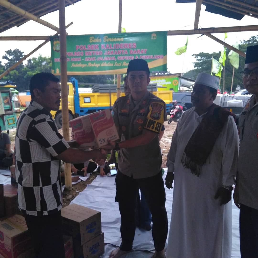 KalideresPolsek's tweet photo. Polsek Kalideres gelar Buka Puasa Bersama Anjal, Gepeng dan Pemulung di Lapangan Tebacci Rt.09/011 Kel. Pegadungan Kec. Kalideres Jakarta Barat. Rabu (8-5-2019). https://t.co/aIUQIrQStF