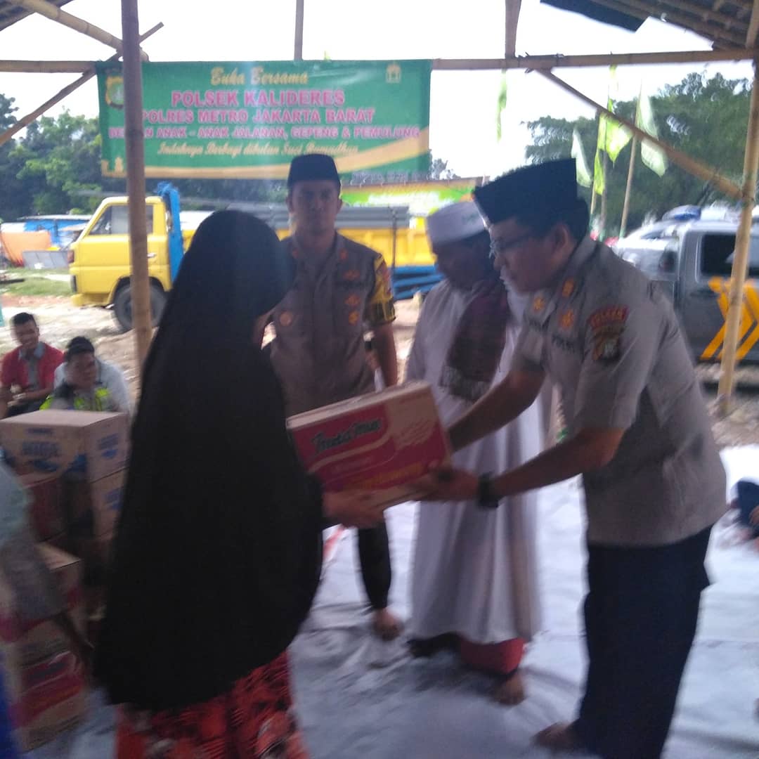 KalideresPolsek's tweet photo. Polsek Kalideres gelar Buka Puasa Bersama Anjal, Gepeng dan Pemulung di Lapangan Tebacci Rt.09/011 Kel. Pegadungan Kec. Kalideres Jakarta Barat. Rabu (8-5-2019). https://t.co/aIUQIrQStF