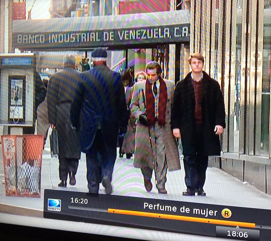jorgeletralia's tweet image. Se ha hecho viral la secuencia de «La hora 25» (1967), con Anthony Quinn. Más acá en el tiempo, este fotograma de «Perfume de mujer» (1992), con Al Pacino y Chris O’Donnell pasando cerca del Banco Industrial de Venezuela en Nueva York. La institución fue quebrada por el chavismo.