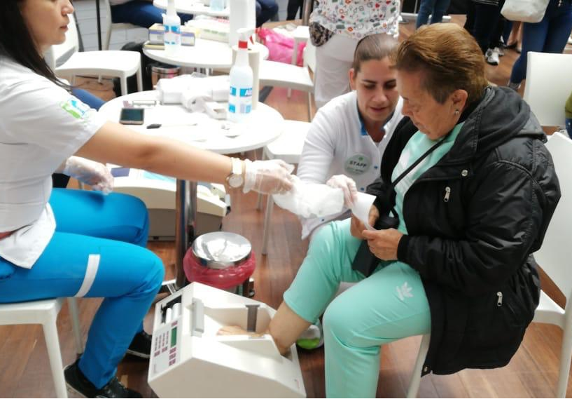 Amgen's tweet photo. Thank you to participants in 10 countries for helping #Amgen set a Guinness World Records title for most osteoporosis screenings in 24 hours to raise awareness of importance of predicting & preventing osteoporosis & bone fracture #AmgenRecord @GWR https://t.co/vQd3vjCnLu https://t.co/n3KAtb1iT8
