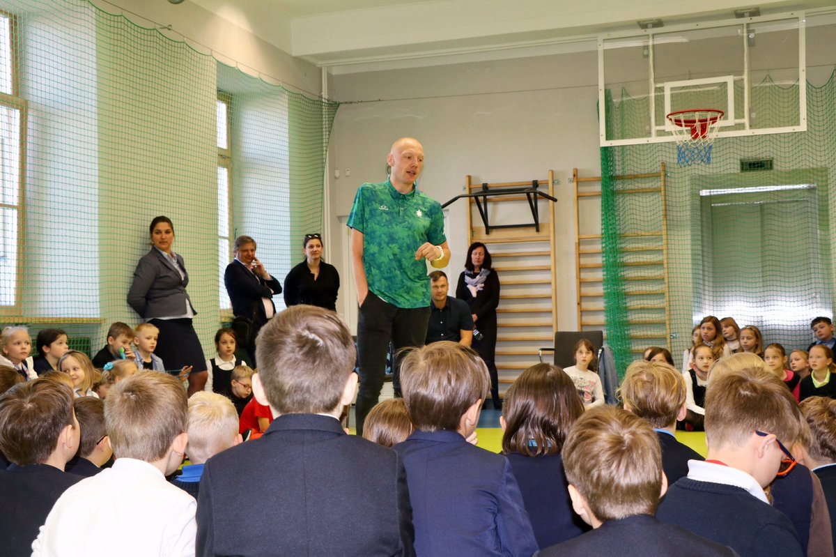 ParalympicsLTU's tweet photo. #MotivationalWednesday with paraathletes Mindaugas Bilius &amp; Danas Sodaitis at school in #Lithuania 🇱🇹 #ParalympicsLithuania #Paralympics #Medals #Champions #ParaAthletics #ParaAthlete https://t.co/1bS3No8BhT