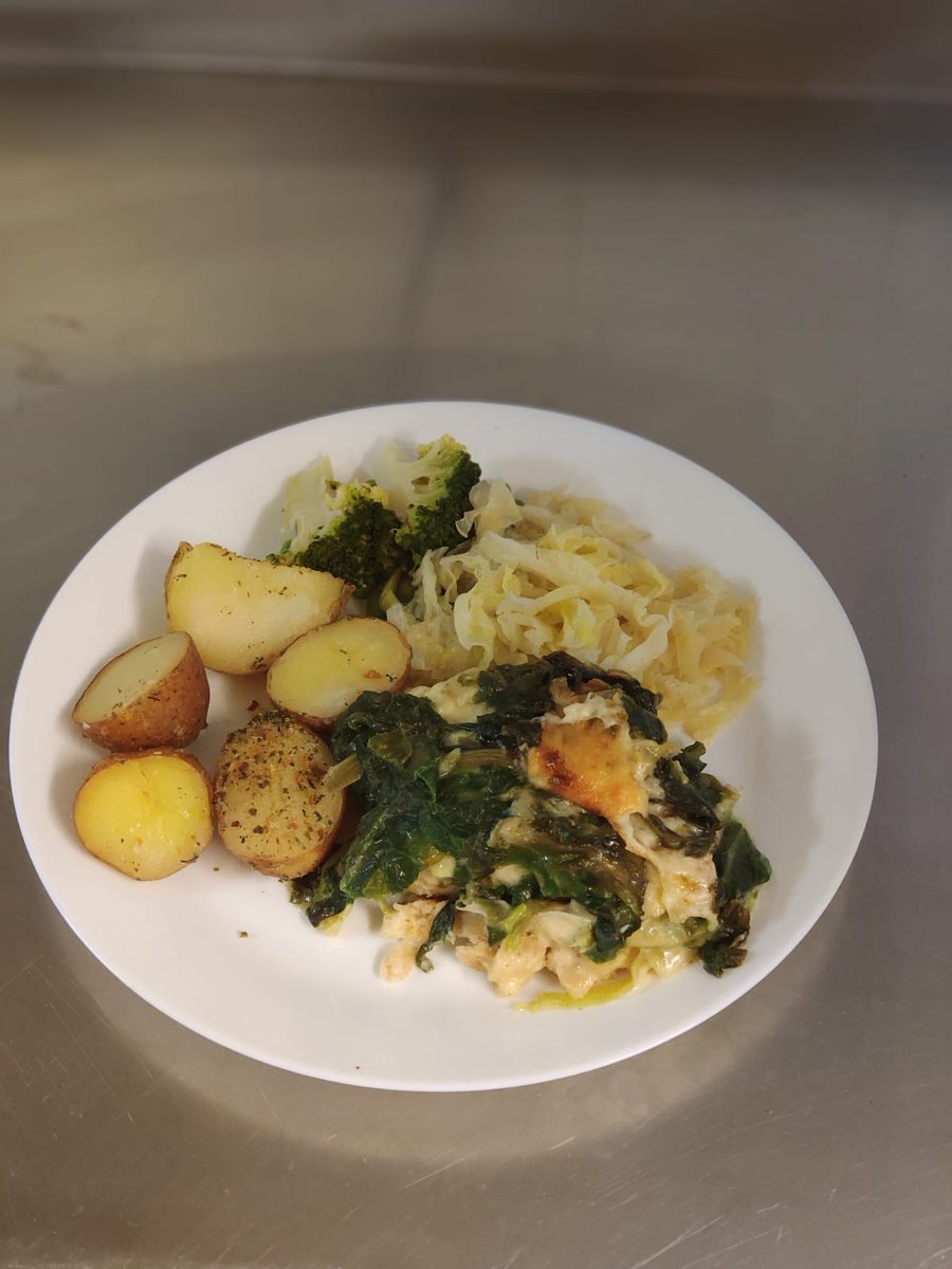 Hats off to the chef and our lovely, welcoming #volunteers! This week we served a soup starter followed by delicious #vegetarian leek and cheese or chicken, leek and cheese flan with seasoned roast potatoes. The perfect warming meal for these cold Spring evenings #Nottingham