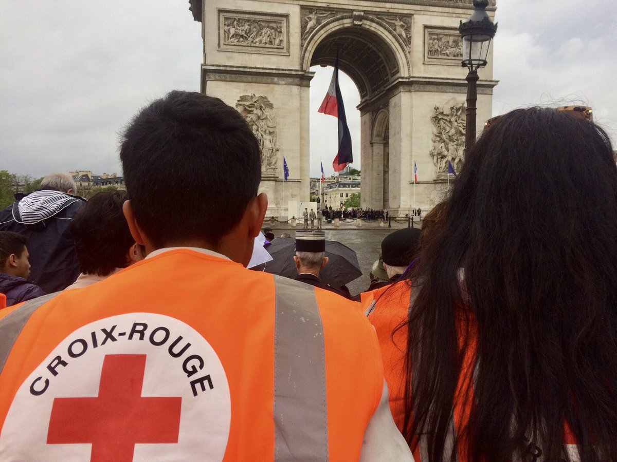 CroixRouge's tweet photo. Cérémonie avec nos élèves des options Croix-Rouge à l’Arc de Triomphe ! Bravo à toutes et à tous pour votre engagement ! #OffreEducative https://t.co/uNXN9AsF9a