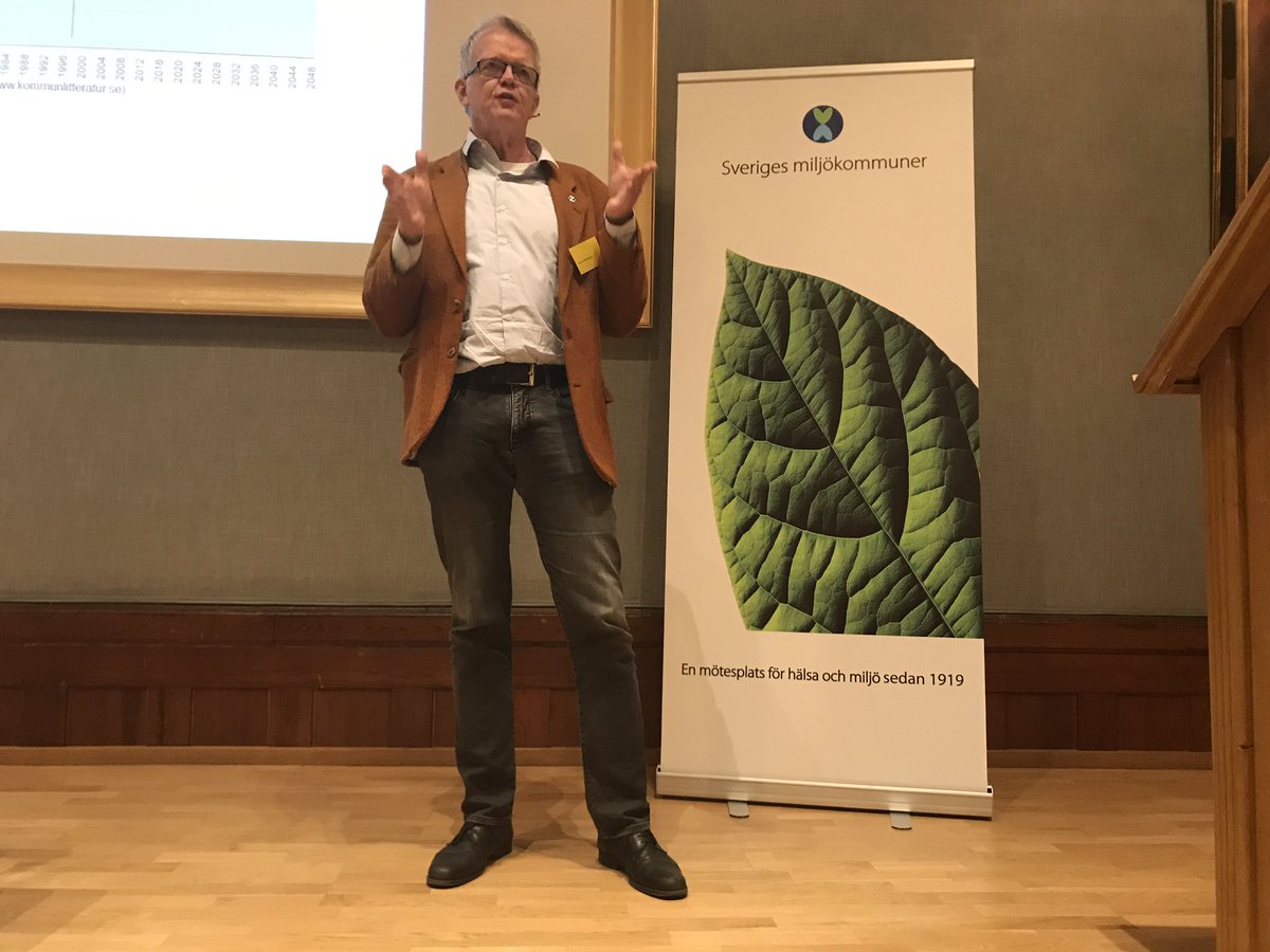 SvMiljokommuner's tweet photo. En fantastisk historisk exposé av historikern och På-Spåret-mästaren Gunnar Wetterberg vid årskonferensen för @SvMiljokommuner . Sann folkbildning kring grunden för kommunernas hälso- och miljöarbete. #100år #swgreen https://t.co/5ktumbuhP2