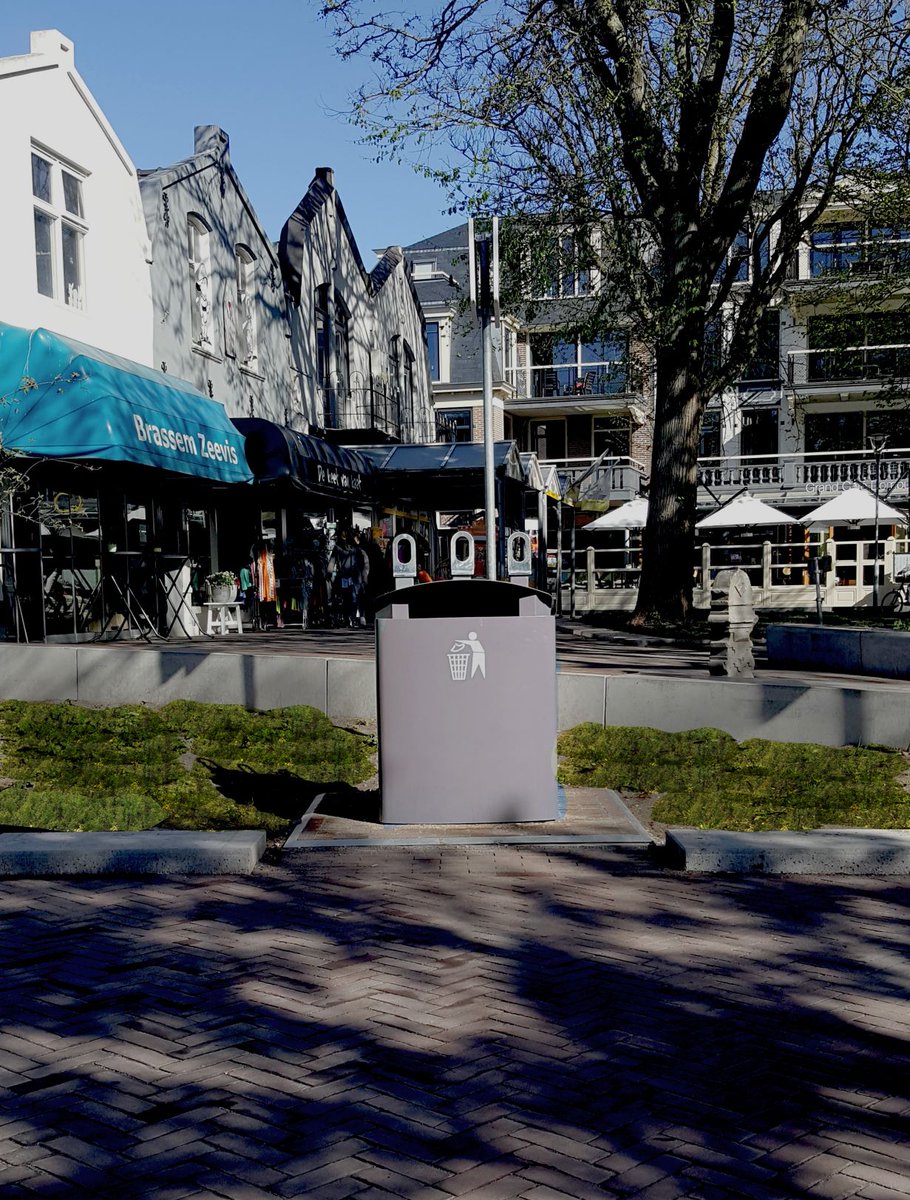Plein ’t Groentje in #Domburg, <a href="/Gemeente_Veere/">Gemeente Veere</a>, wordt steeds groener.  Daar hebben wij de eerste ondergrondse perscontainer voor zwerfafval geplaatst ipv 10 openbare prullenbakken. sidcon.nl/t-groentje-en-… #afvalinzameling #zwerfafval