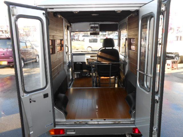 個性的な車を偏見で紹介するbot ダイハツ ミラ ウォークスルーバン フルゴネットタイプ 日本人は小さい車で一体何をしたいんだ と外国人から言われそう シートは運転席のみ ドアは助手席側と背部という謎仕様 移動販売や配達業での需要があるが趣味に