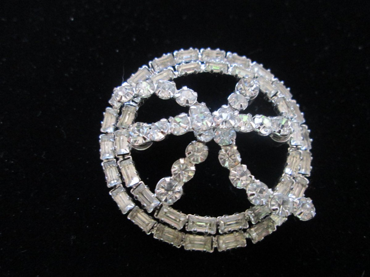 sobertj's tweet photo. Excited to share the latest addition to my #etsy shop: Vintage 1950's - 1970's Silver Rhinestone Large Brooch 2 Inches by 2 Inches Around Working Pin, **All Stones Present https://t.co/G5QsoVU73p #jewelry #brooch #goodcondition #madewell #rhinestones #goodclasp #tapeme https://t.co/1JDTwgBcAk