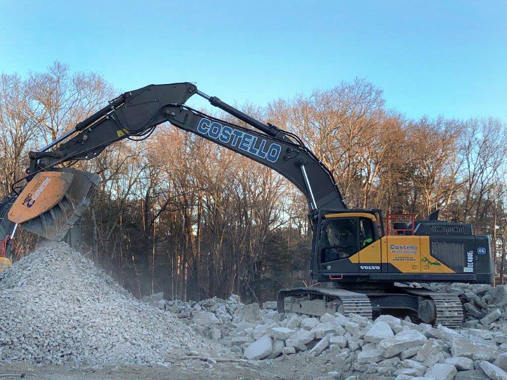 Dan Costello, president of Costello Dismantling, shares his thoughts about what went into the decision to sell part of Costello’s fleet and add the new Genesis HBC 1250 bucket crusher. #costellodismantling #bucketcrusher #genesishbc #demolitionfleet 

 costellodismantling.com/pages/cfNewsro…