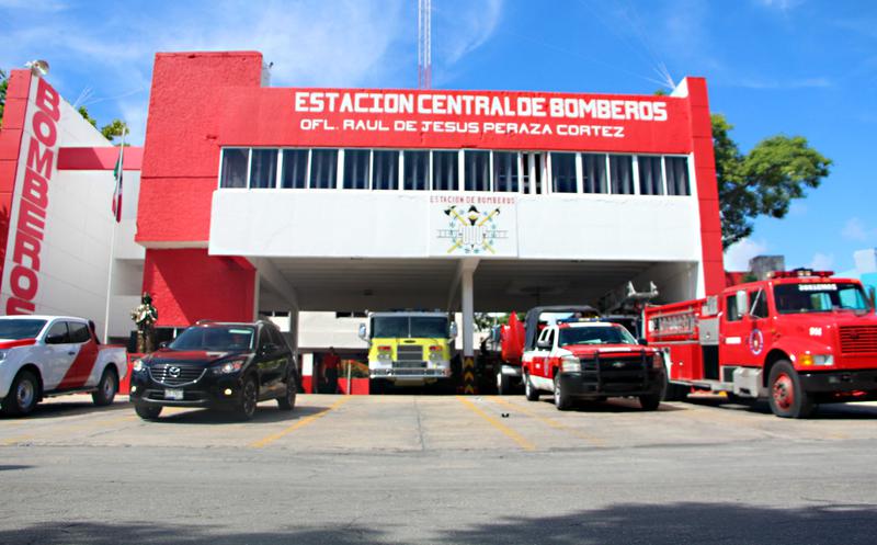 SIPSENOTICIAS's tweet photo. #SNCUN EL AUMENTO DE LA TEMPERATURA AMBIENTAL significa más trabajo para EL HEROICO CUERPO DE BOMBEROS DE CANCÚN, debido a que los incendios aumentan de manera SIGNIFICATIVA, la mayoría por falta de conciencia de los ciudadanos. https://t.co/nDPZSSZ6H4