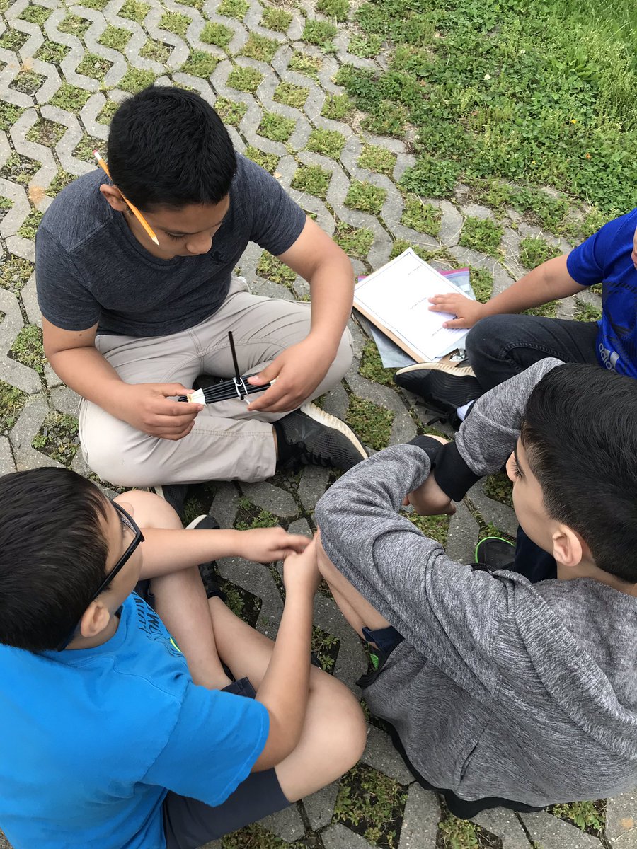 HESlibSTEMtech's tweet image. When the testing is inside, we take the learning outside! Straw raft design challenge... @FCPSSTEAM @fcpsnews @Herndon_ES