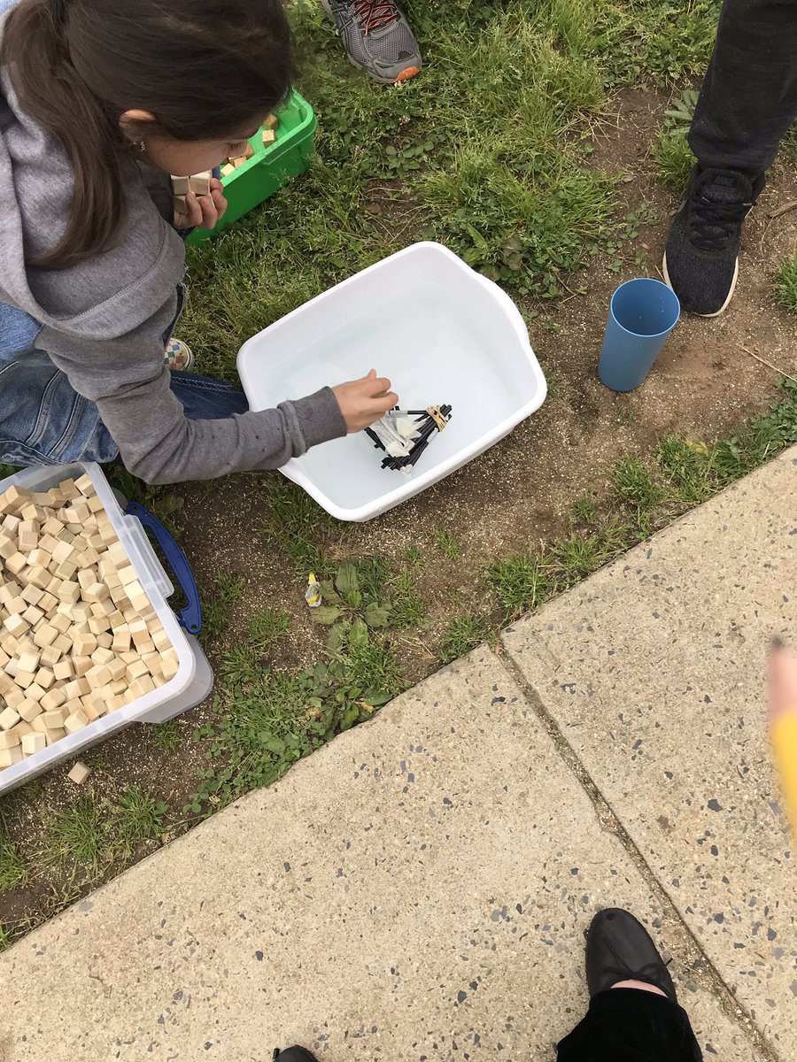 HESlibSTEMtech's tweet image. When the testing is inside, we take the learning outside! Straw raft design challenge... @FCPSSTEAM @fcpsnews @Herndon_ES