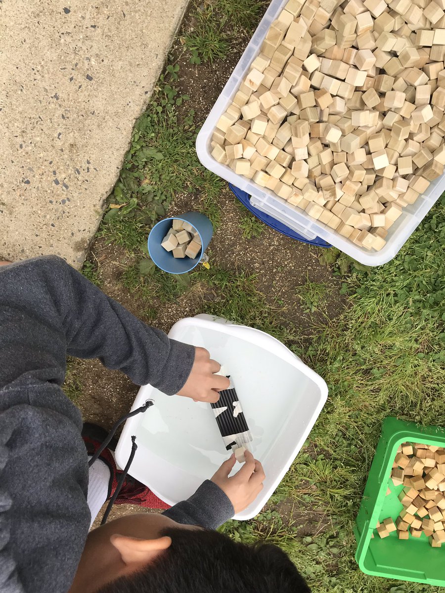 HESlibSTEMtech's tweet image. When the testing is inside, we take the learning outside! Straw raft design challenge... @FCPSSTEAM @fcpsnews @Herndon_ES