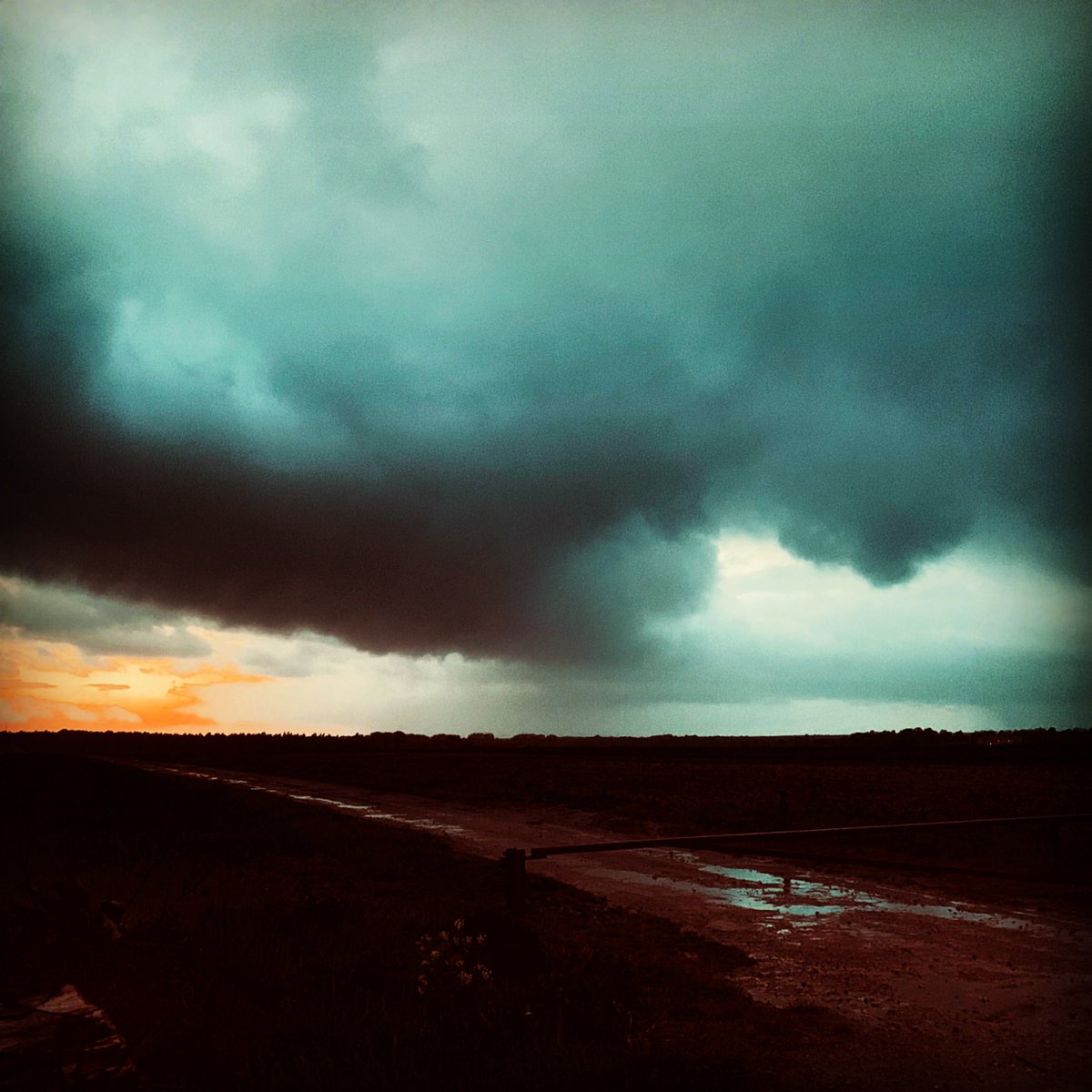 Richardwillott's tweet photo. @metoffice just passing through #suffolk https://t.co/vg0iNtJL7P