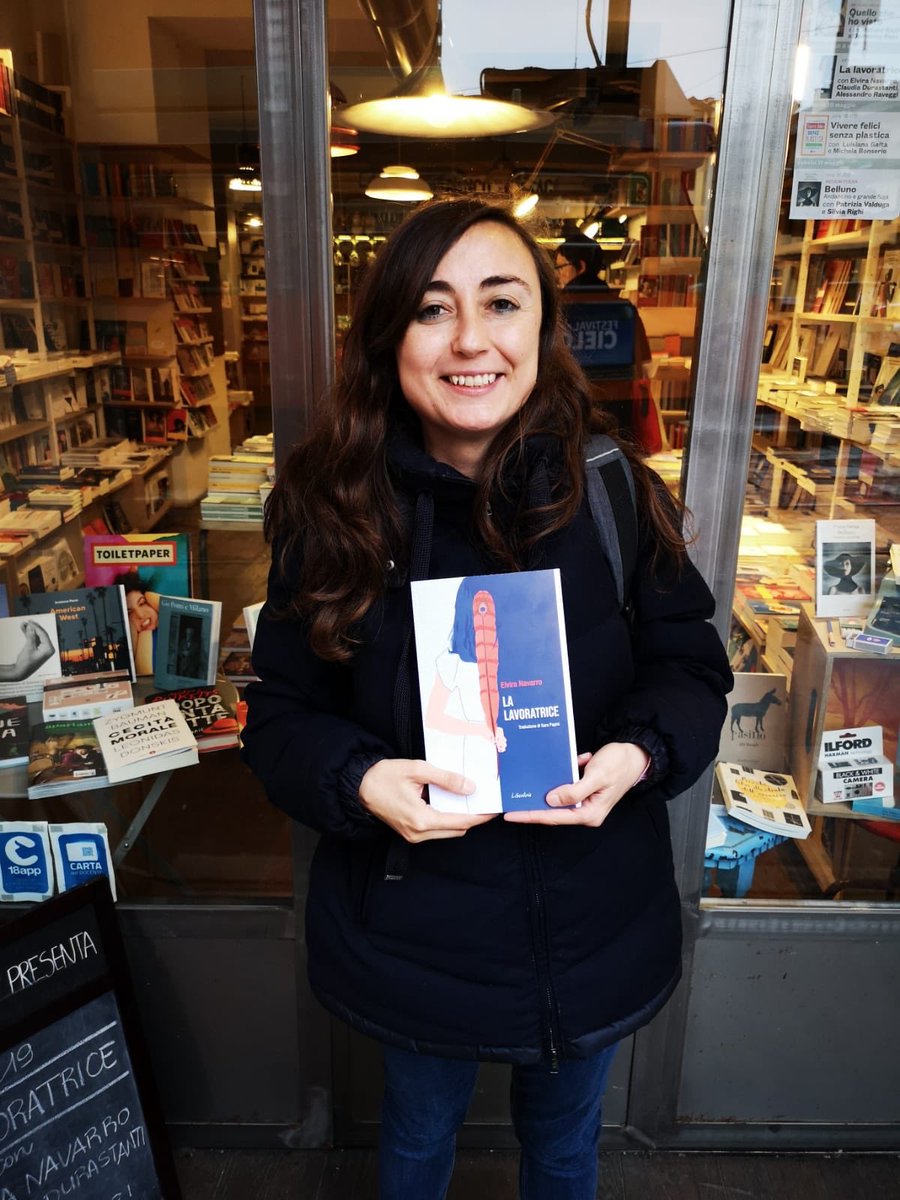 Liberariaed's tweet photo. Eccola la nostra @ElviraNavarro che stringe tra le mani l’edizione italiana de #LaLavoratrice!
Vi aspettiamo tra pochissimo da @versolibri per raccontare il suo incredibile romanzo insieme a @CDurastanti e @colossale 
Per la prima tappa de #lalavoratricetour https://t.co/Bmr9X4MKmX