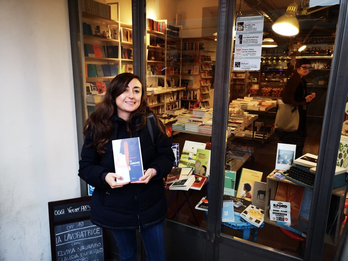 Liberariaed's tweet photo. Eccola la nostra @ElviraNavarro che stringe tra le mani l’edizione italiana de #LaLavoratrice!
Vi aspettiamo tra pochissimo da @versolibri per raccontare il suo incredibile romanzo insieme a @CDurastanti e @colossale 
Per la prima tappa de #lalavoratricetour https://t.co/Bmr9X4MKmX