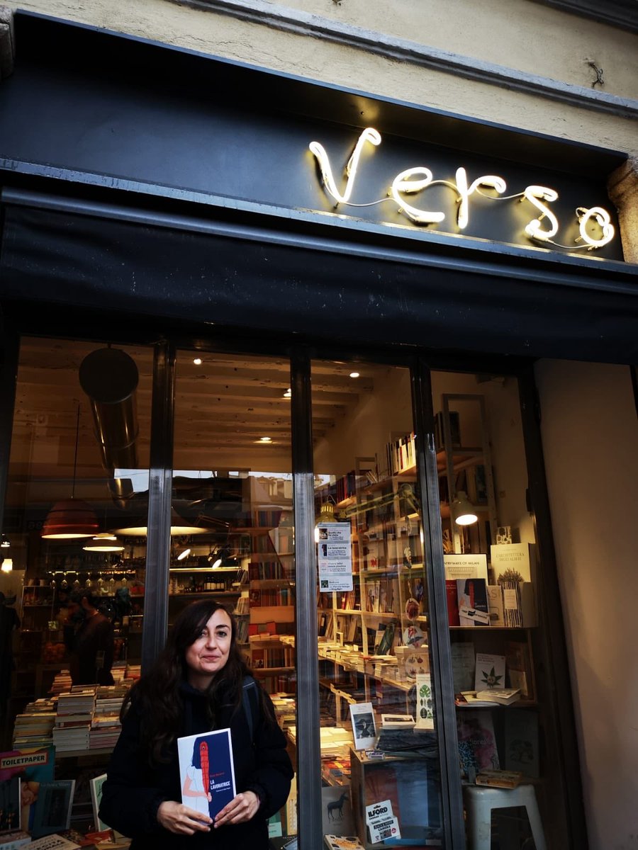 Liberariaed's tweet photo. Eccola la nostra @ElviraNavarro che stringe tra le mani l’edizione italiana de #LaLavoratrice!
Vi aspettiamo tra pochissimo da @versolibri per raccontare il suo incredibile romanzo insieme a @CDurastanti e @colossale 
Per la prima tappa de #lalavoratricetour https://t.co/Bmr9X4MKmX