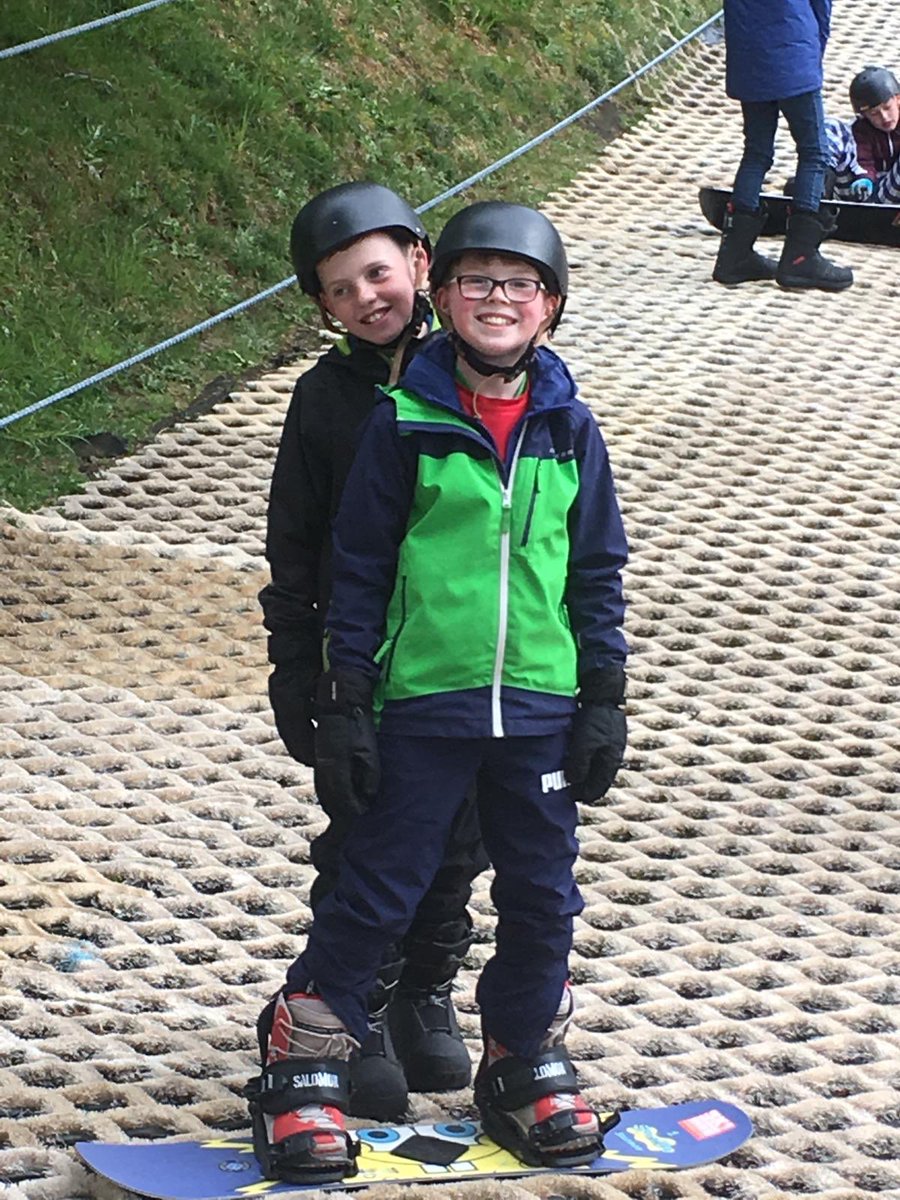 🐬Day 2 everyone!! Take a look at these happy faces having a wonderful time skiing, snowboarding and kayaking! 🎿⛷🏂🛶