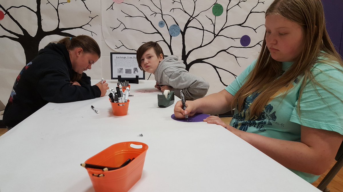 HamptonArtDept's tweet image. Student participation in activities! #hawknationcreation #hamptonhawks1 #creativityislife