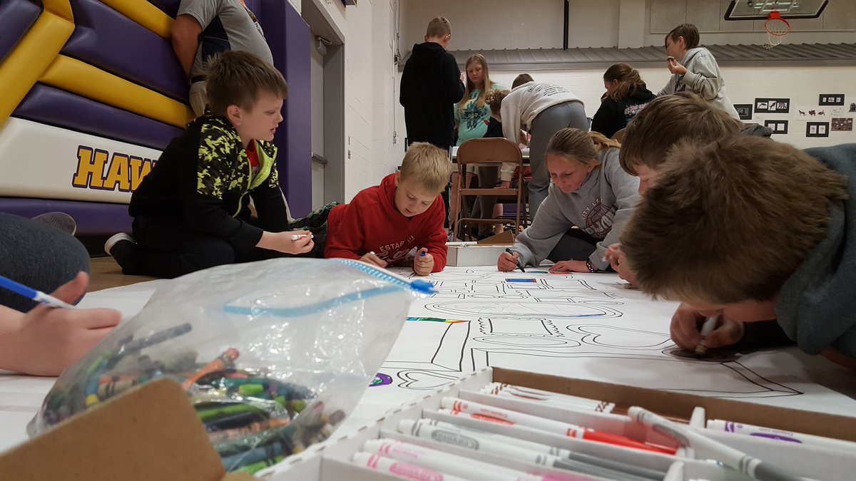 HamptonArtDept's tweet image. Student participation in activities! #hawknationcreation #hamptonhawks1 #creativityislife