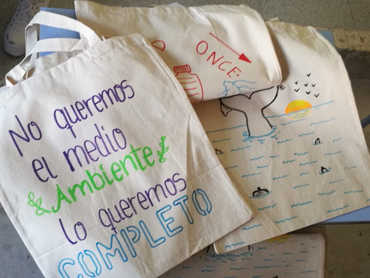 MaristasGranada's tweet photo. Compartimos la iniciativa que ha propuesto Irene, alumna de 2°Bachillerato, para luchar contra el uso excesivo de plásticos en la asignatura de Ciencias de la Tierra. ¡En nuestras manos está salvar el planeta! #masqueaulas #changechance #stopplastic #orgullososdenuestroalumnado https://t.co/JUf1EDmT1p