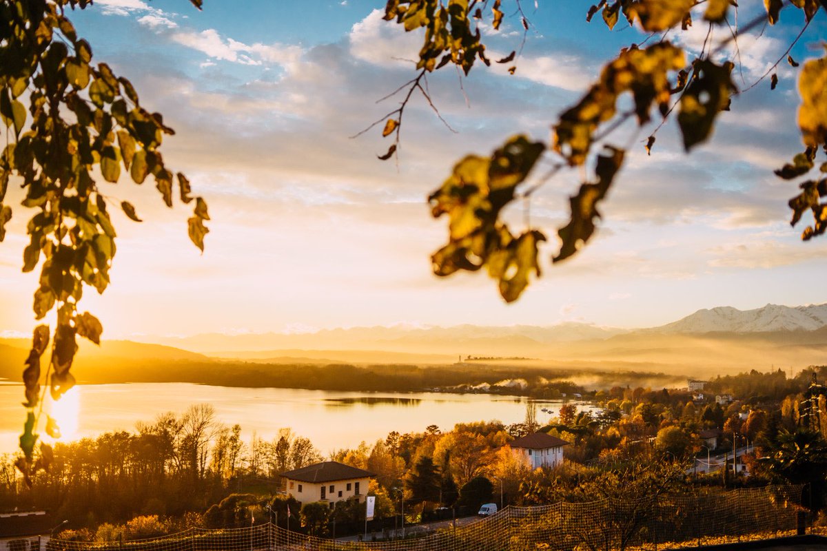 " إذا رأيت من تحب فأبتسم سيشعر بحبك..
وإذا رأيت عدوك أبتسم سيشعر بقوتك..
وإذا رأيت من تركك ابتسم سيندم..
وإذا رأيت من لا تعرفه أبتسم وستأخذ أجرك"