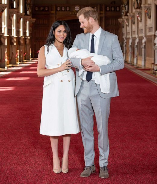 DonaldRex's tweet photo. Prince Harry And Meghan Debut Son, Archie Harrison
#Archie #JPBetterThanRema
#MoreLoveByTyMayaniFtAirboy #WednesdayWisdom
#riocoverme #ZenithBankForEverybody
#KanoAssembly #Soyinka #EmirSanusi #PrinceHarry https://t.co/JAMWemn4SU https://t.co/L1Nf9Ufs9S