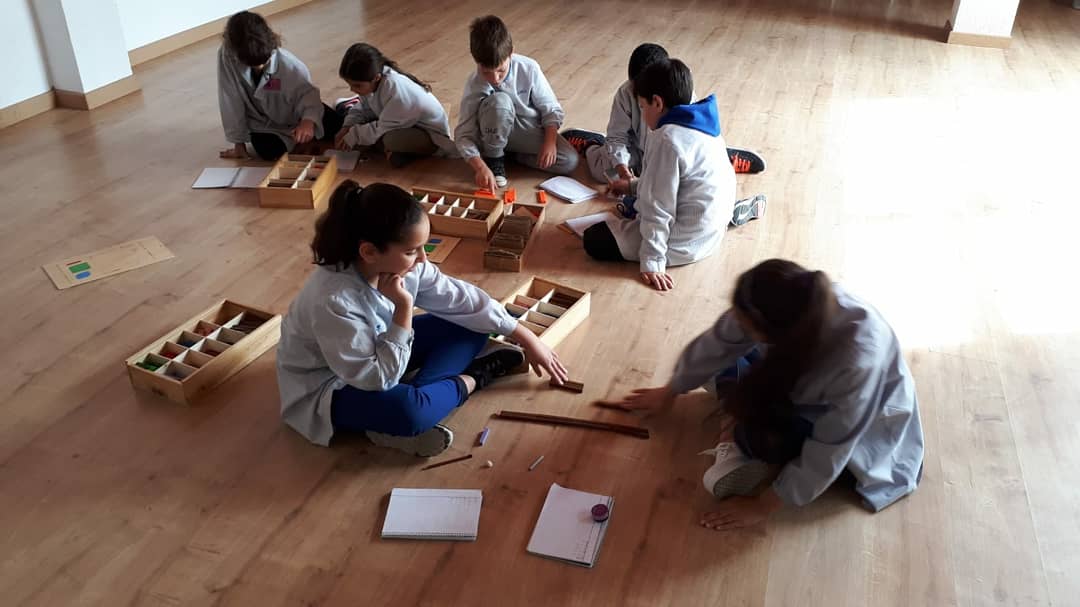 FEDAC_Angles's tweet photo. Que divertit és fer divisions amb #reglets. Així aprenem més i millor! #avuixdemà #Passióxeducar #educacióprimària #escolesfedac @EscolesFEDAC @FEDAC_Angles https://t.co/yG7ERDc9kq