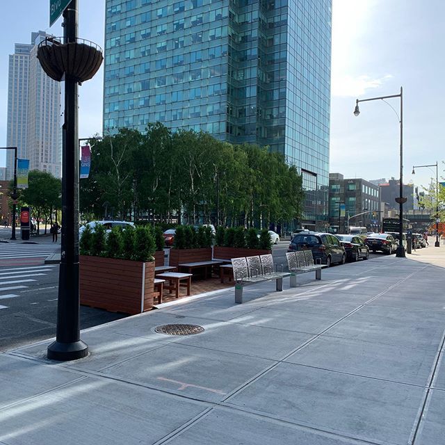 joby_jacob's tweet photo. Beautiful new #StreetSeat on 44th Dr off of Jackson in @CourtSquareCA. I can’t wait to take a lunch break here. Thanks @nyc_dot and #CB2Q. https://t.co/NrLBEI5kIN https://t.co/cSplxlnYOv