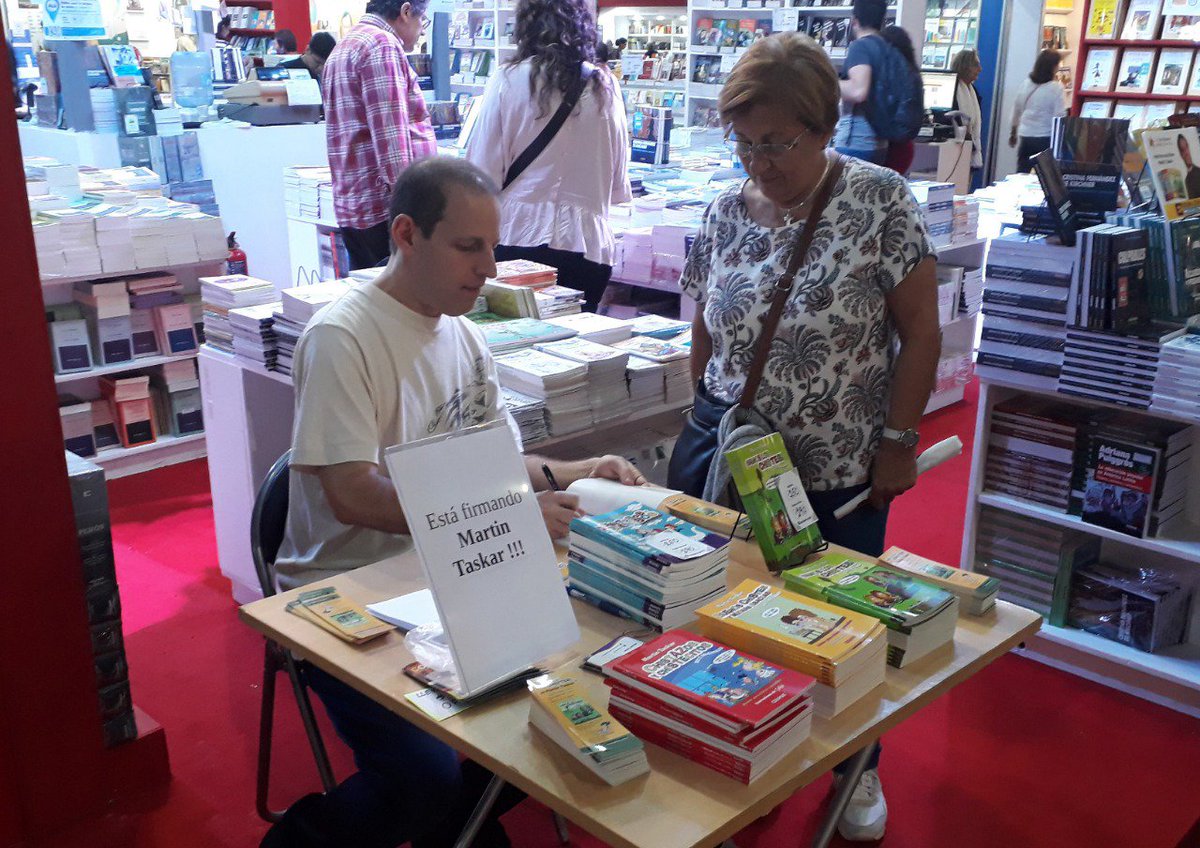 HumorTaskar's tweet image. Firmando ejemplares en la #FeriadelLibro2019