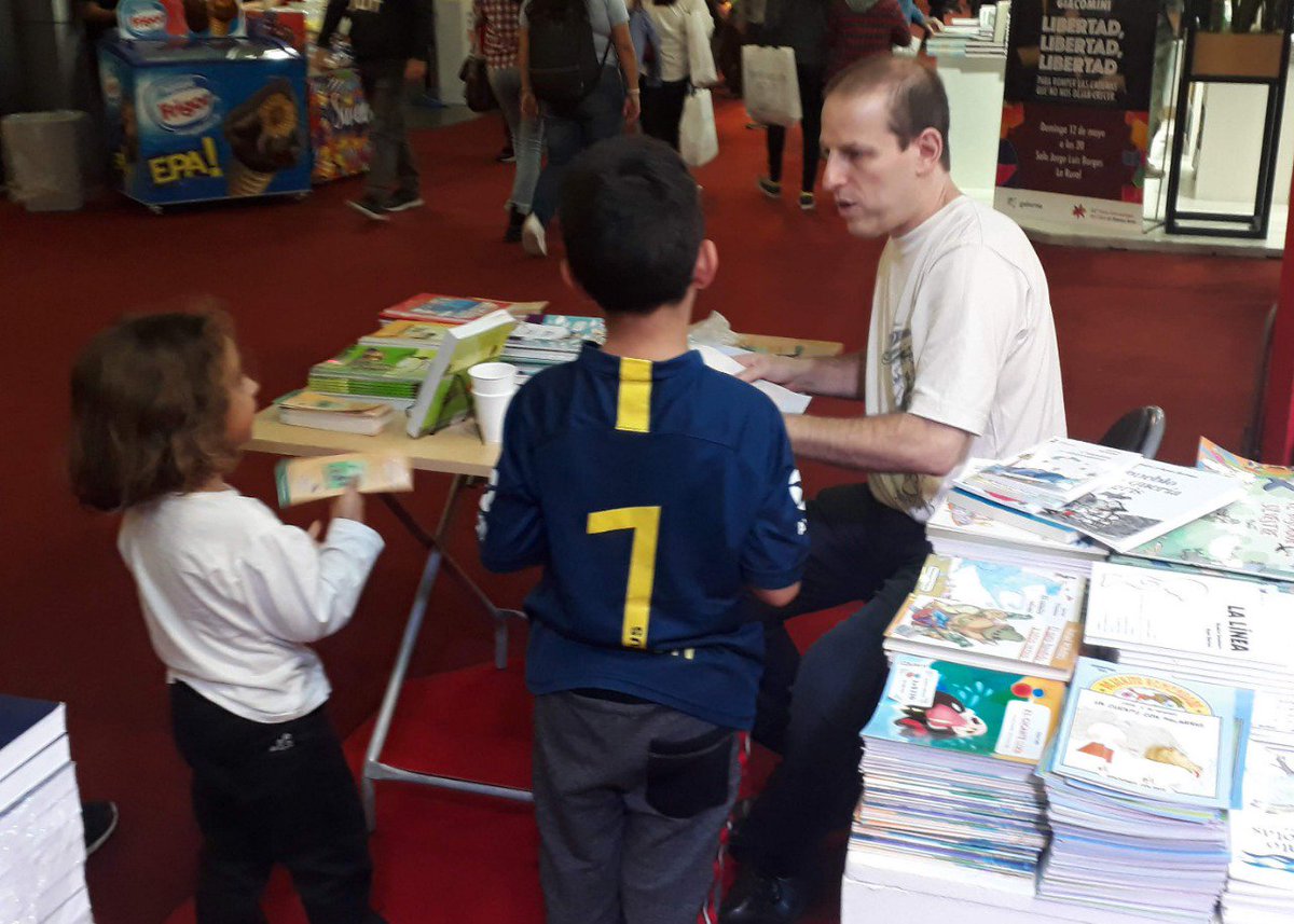 HumorTaskar's tweet image. Firmando ejemplares en la #FeriadelLibro2019