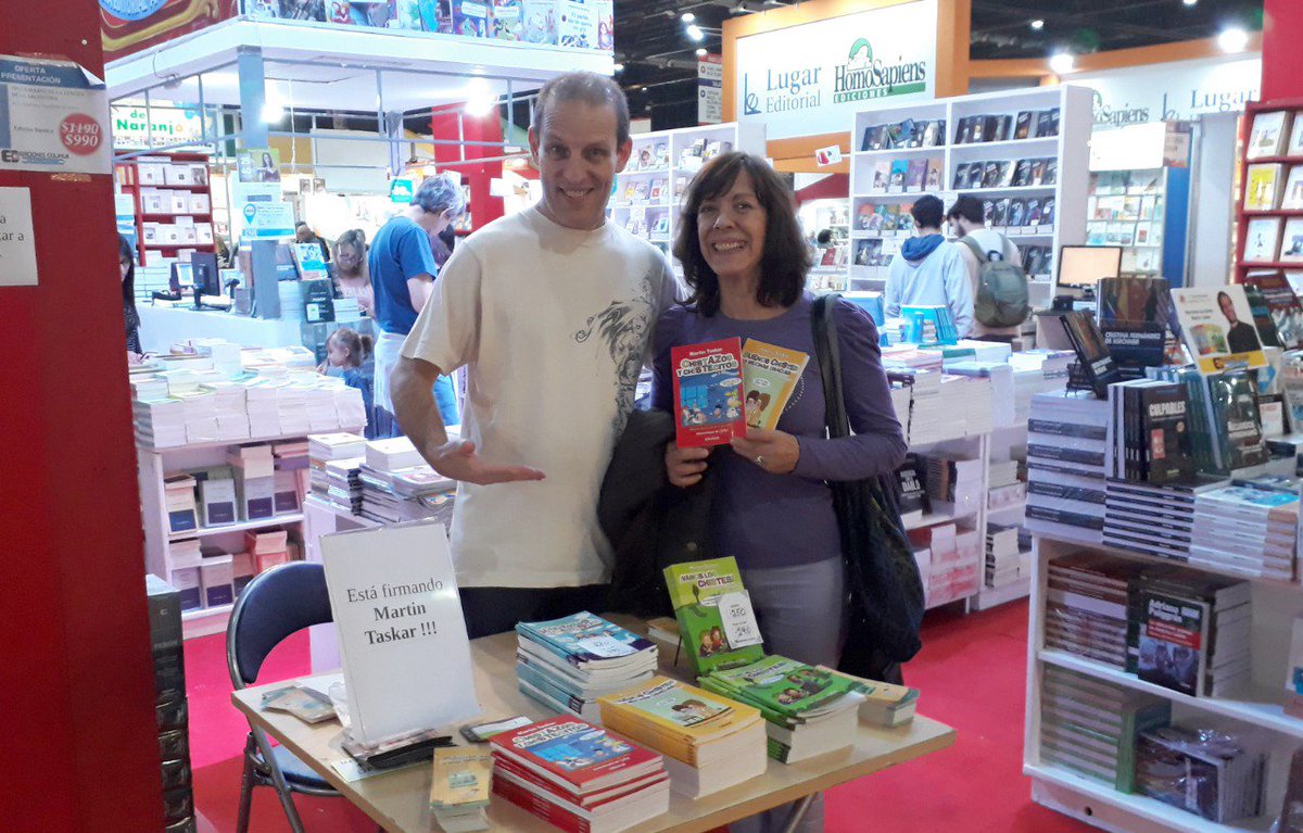 HumorTaskar's tweet image. Firmando ejemplares en la #FeriadelLibro2019
