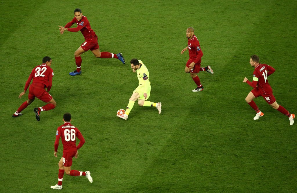 AldoFariasGzz's tweet photo. Dicen que hemos perdido la capacidad de asombro y es todo lo contrario.

En estos tiempos digitales acciones cotidianas se vuelven asombrosas, por ejemplo la típica foto de Messi vs el mundo.

... con un poco de esfuerzo sacas la misma foto en cualquier jornada de la Liga MX. https://t.co/lPWkiEa2Dx