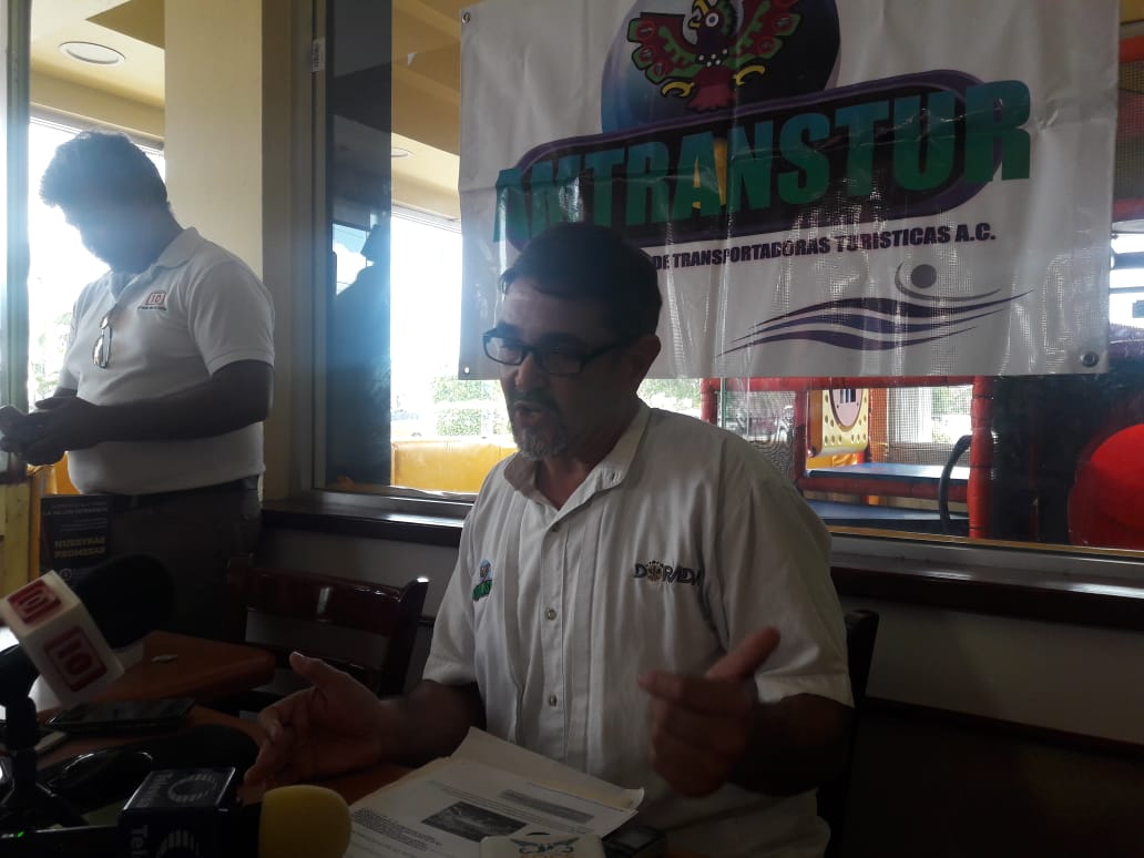 SIPSENOTICIAS's tweet photo. #SNCUN La Asociación Mexicana de Transportadoras Turisticas Ac. Denuncia irregularidades en el aeropuerto de Cancún, señalando la competencia desleal y favoritismo en la terminal aérea. https://t.co/4WgHNtNAQo