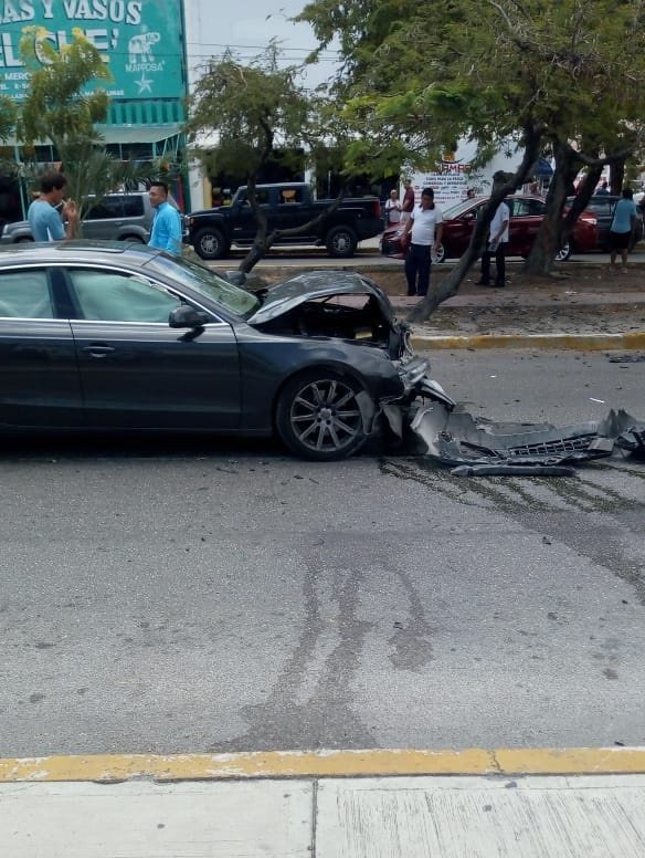 SIPSENOTICIAS's tweet photo. #SNCUN Se registra FUERTE CHOQUE en la Av. Chichén Itzá frente al Mercado 23, en dirección a la Av. Uxmal. Conduzca con precaución. https://t.co/0WM9385iz0