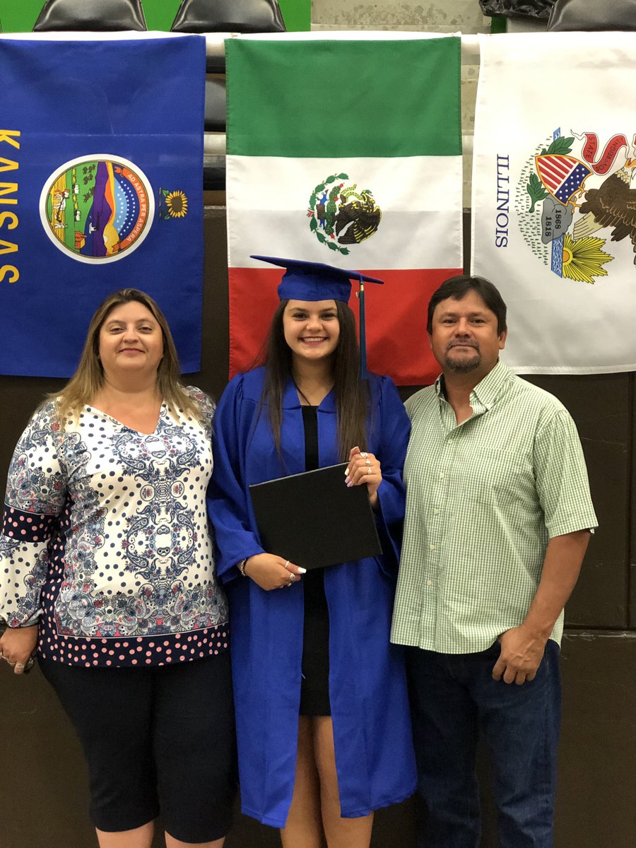 _alyssaduran's tweet photo. As of yesterday I’m proud to say I became the 1st Duran to ever graduate college with my Associates Degree Thank you mom and dad for all the love and support I hope I made y’all proud This is for y’all! Kendall and Niko I hope I made a good example for y’all I love yall so much💜 https://t.co/maZFLf55DA