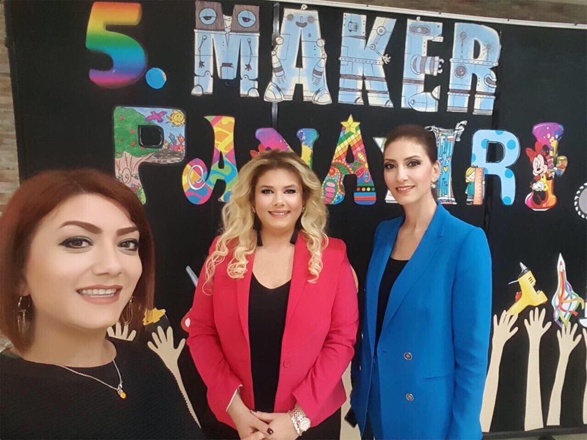 laraozer's tweet photo. Bir yola çıkarken değer bilenleriniz olsun yanınızda, amaç sadece kendini övmek ön plana çıkarmaya çabalamak olmasın, bunun bir ekip işi olduğunun bilincinde olmak da olsun. Bu geleneksel fotoğrafımız da şöylece dursun, tüketmeden üreten bir nesille nice panayırlara #fkmakers https://t.co/eJ7O7srWyT