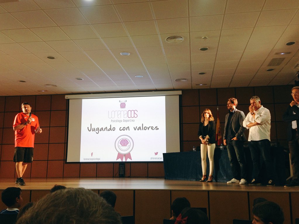 jmisanchez's tweet photo. Hoy asistimos a la Semana Deportiva Cultural y Social de Benahavis con los ponentes @lorenacos y @Victor_SDA 👏 #psicologiadeportiva #direcciondeequipo #tobeacoach https://t.co/OZaPHlDcWN
