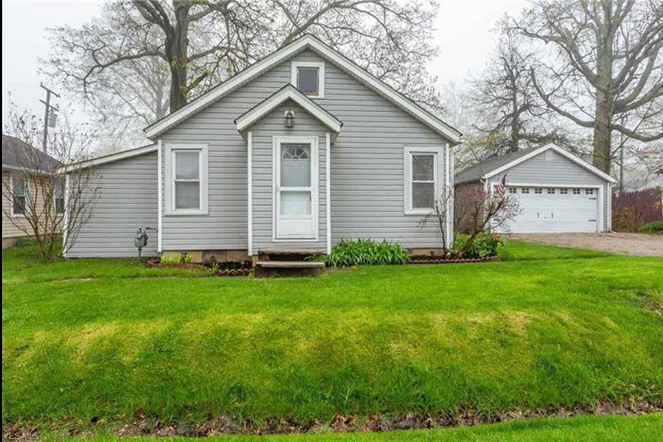 249 Roxboro vermillion, oh #vermillion #mavisvermillion #vermillionohio #realestate #realhastalamuerte #estate #estatesale #estatesalefinds #sale #selling #sell #sellhouse #house #houseplants #tjinvest #invest #investment #insta #instagood #instarealestate #instaestate