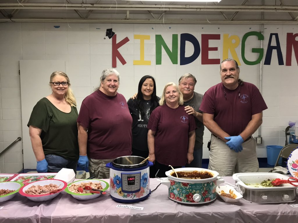 teachwithhoney's tweet photo. We were double blessed at Hope Sullivan today. Thank you SouthPoint Rascals for the delicious lunch, and thank you Merge Memphis for donating the Free Food Pantry ❤️🙏🏽 #community #servolution #mergememphis #TeamDCS #lovethyneighbor https://t.co/Zp2J0SKHKZ