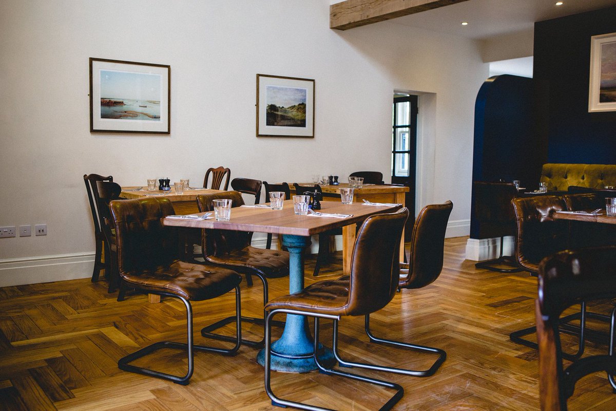 Ready to celebrate? 🎈

We have the perfect dining spot for all of those family occasions, whether that is a birthday, anniversary or more! 

Book today: 
theheroburnhamovery.co.uk/index.html

#Norfolk #Restaurant