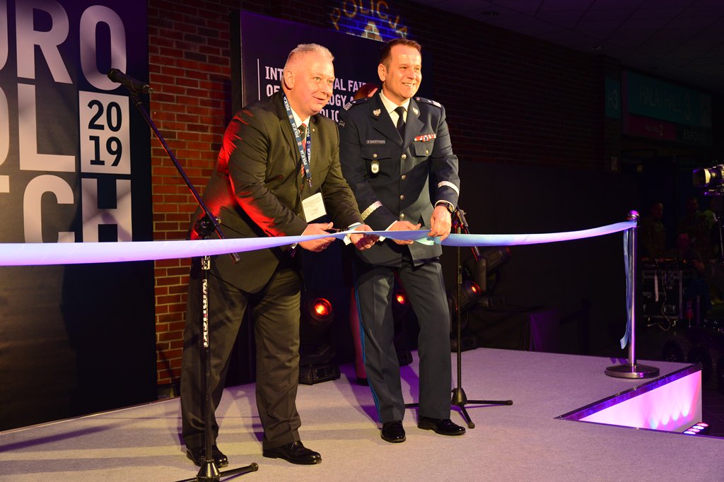 Zandarmeria's tweet photo. Zastępca komendanta głównego #ŻandarmeriaWojskowa gen. bryg. Robert Jędrychowski uczestniczył w inauguracji #EUROPOLTECH. Podczas otwarcia policjanci zaprezentowali nowe wzory umundurowania 👍 https://t.co/dZ8scsiKr1